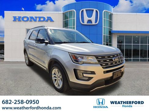 Used 2017 Ford Explorer XLT FWD image 1