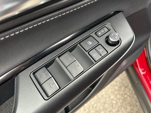 Used 2023 Toyota Venza LE image 23