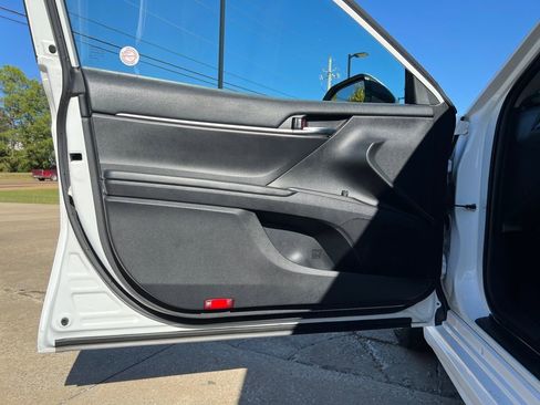 Used 2022 Toyota Camry SE image 11