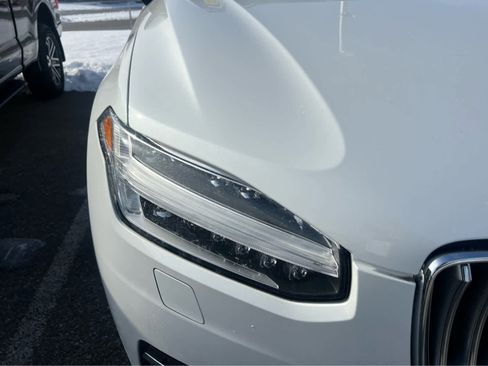 Used 2022 Volvo XC90 T8 R-Design Expression image 2