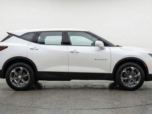 Used 2025 Chevrolet Blazer LT FWD image 11