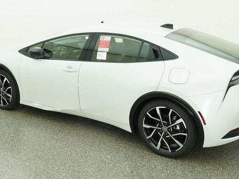New 2026 Toyota Prius Plug-In Hybrid FWD image 4