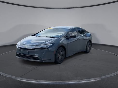 Used 2024 Toyota Prius LE FWD image 4