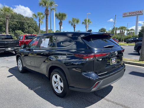 Used 2024 Toyota Highlander LE FWD image 8