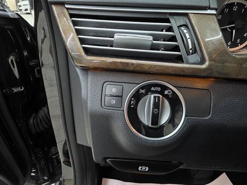 Used 2011 Mercedes-Benz E 550 Sedan image 36