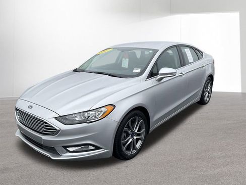Used 2017 Ford Fusion SE w/ Equipment Group 201A image 2