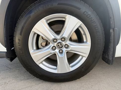 Used 2020 Toyota Highlander LE AWD/4WD image 25