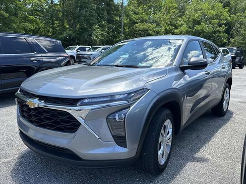 Used 2024 Chevrolet Trax LS w/ Driver Confidence Package FWD image 5