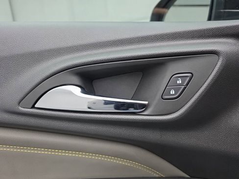 Used 2025 Chevrolet Trax ACTIV FWD image 16