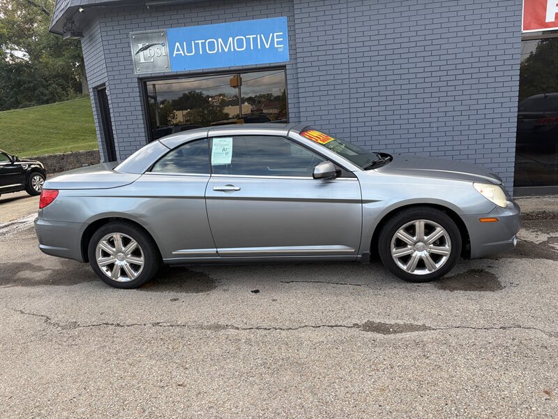 Used 2010 Chrysler Sebring Limited FWD image 3
