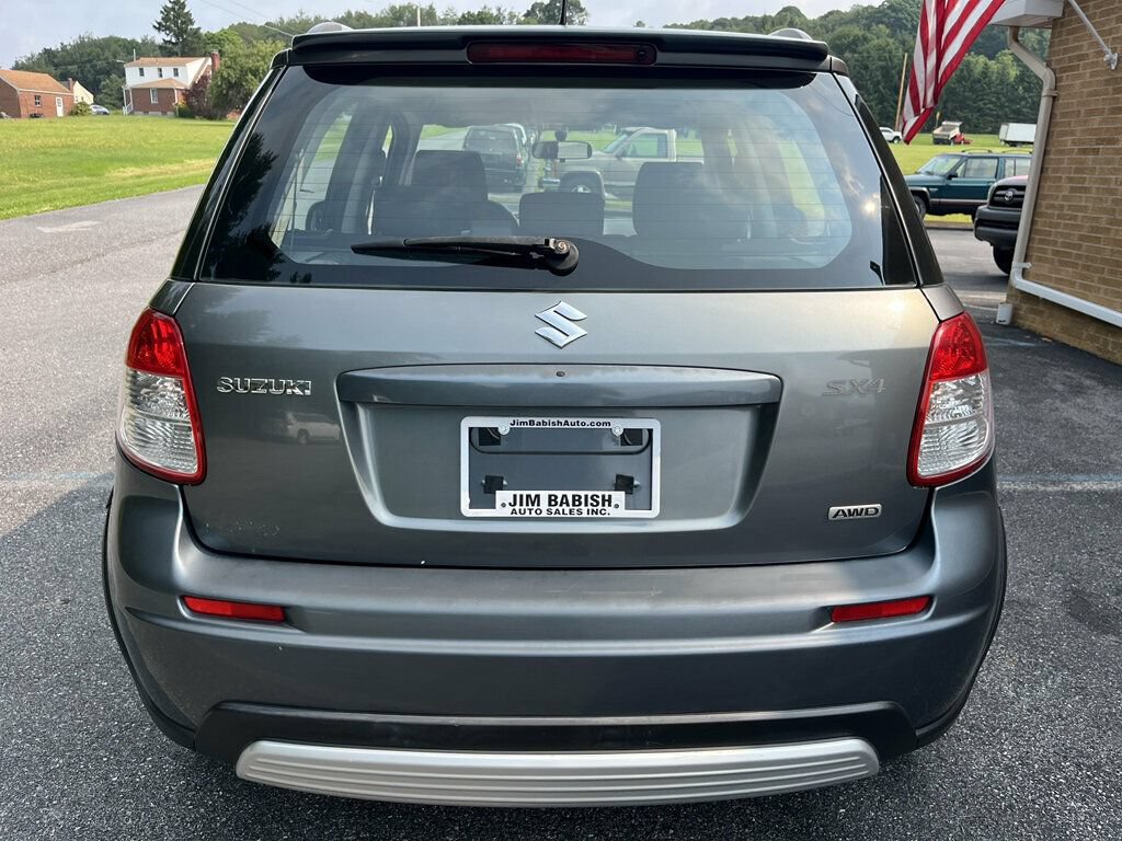 Used 2009 Suzuki SX4 AWD Hatchback w/ Touring Pkg image 4