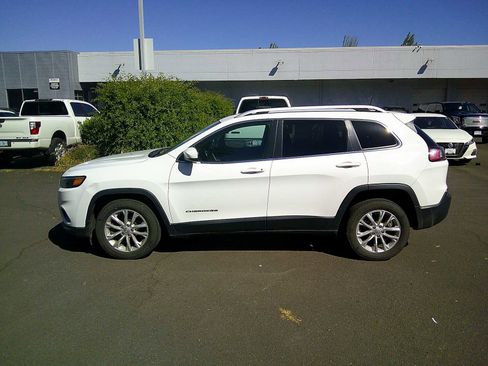 Used 2019 Jeep Cherokee Latitude w/ Popular Appearance Group FWD image 2
