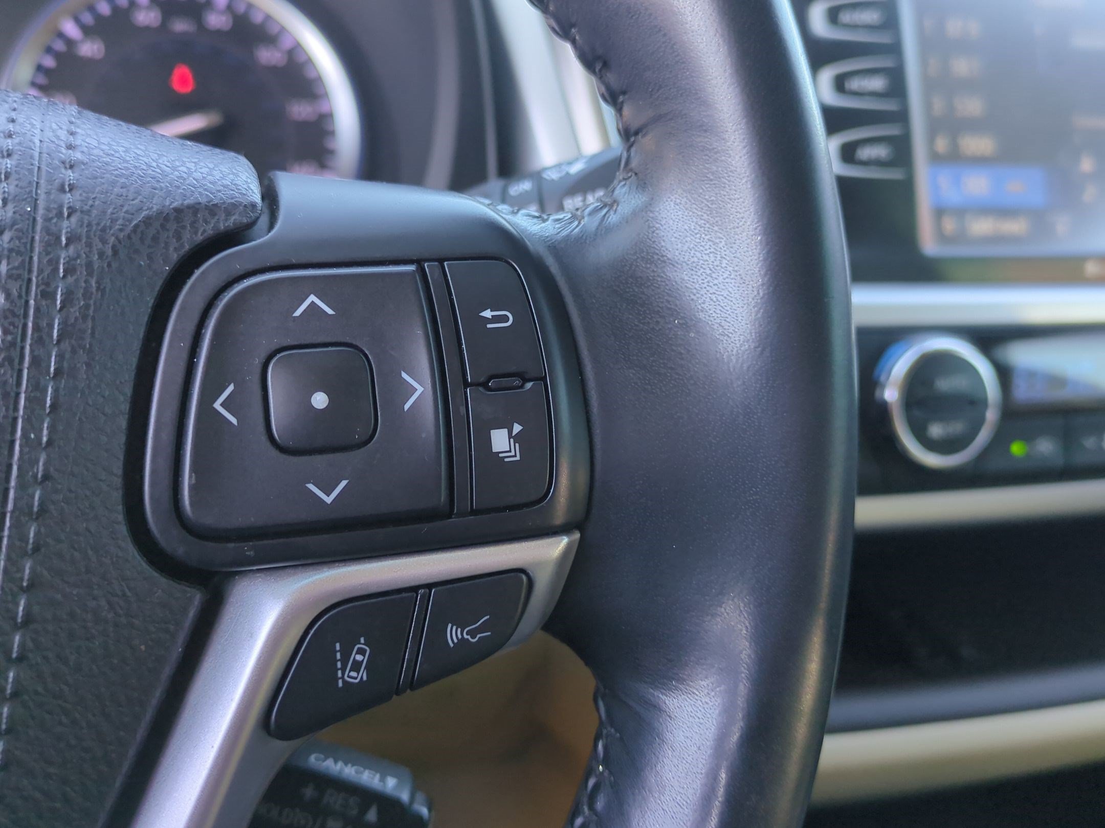 Used 2018 Toyota Highlander XLE AWD/4WD image 18