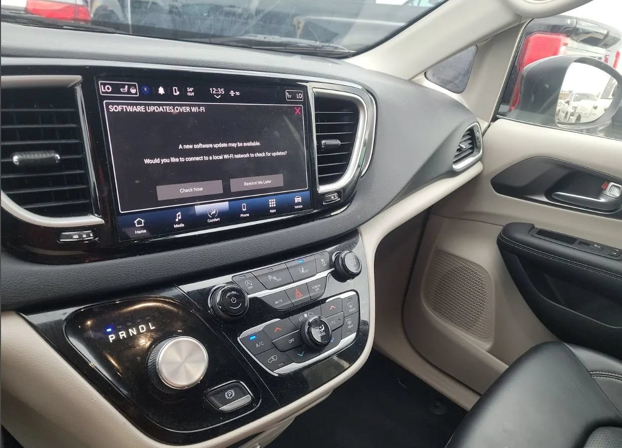 Used 2023 Chrysler Pacifica Touring-L FWD image 52