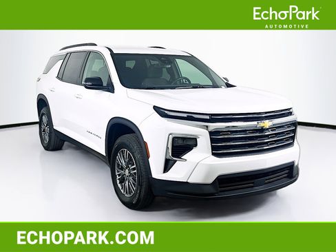 Used 2025 Chevrolet Traverse LT image 1