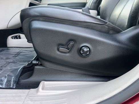 Used 2018 Chrysler Pacifica Limited image 23