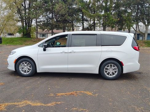 New 2026 Chrysler Pacifica Select image 9
