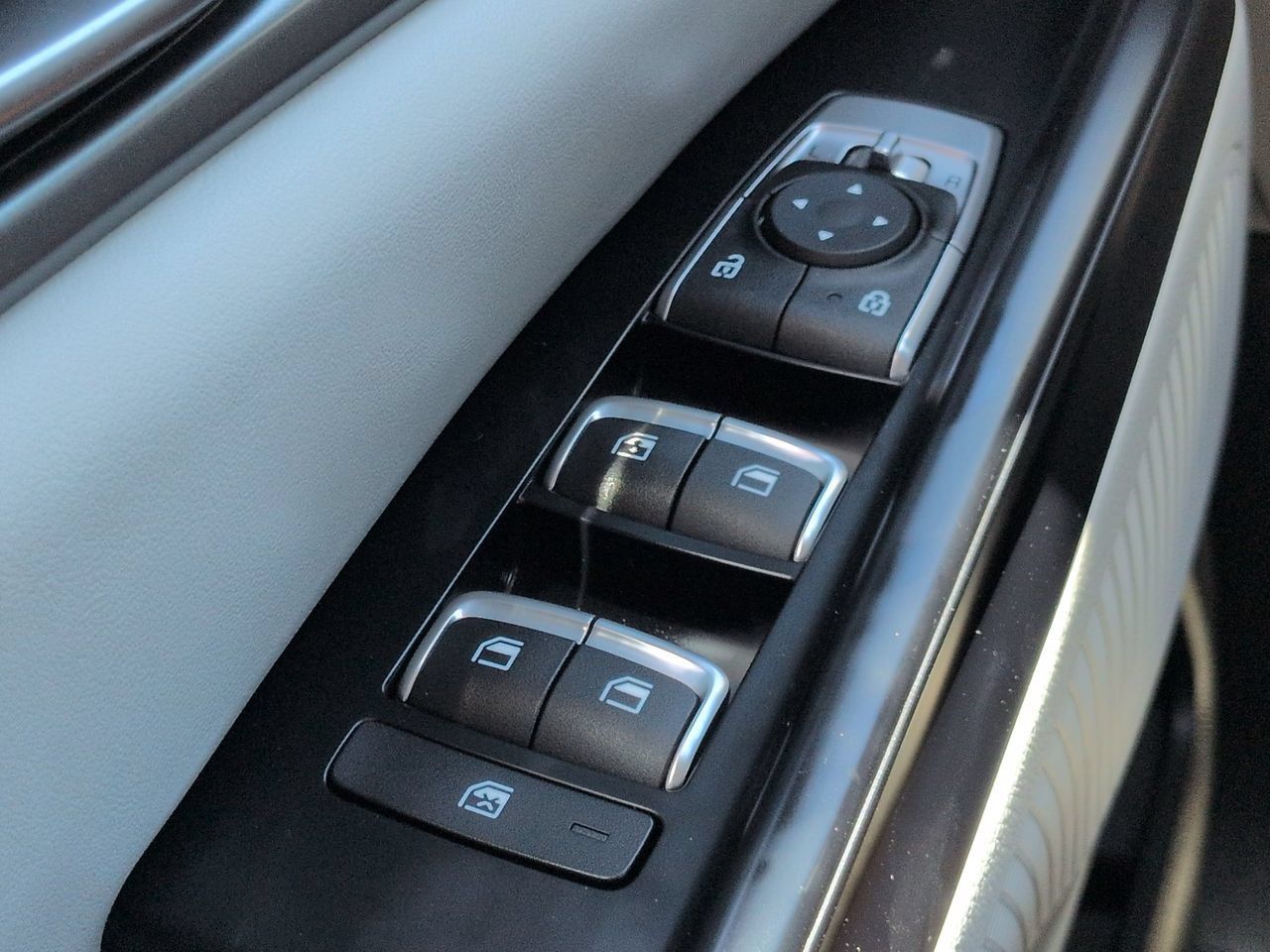 Used 2023 Kia Carnival LX FWD image 24