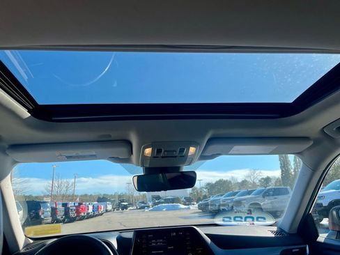 Used 2022 Toyota Highlander XLE image 25