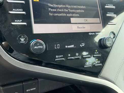 Used 2020 Toyota Camry SE w/ Sunroof Package FWD image 21