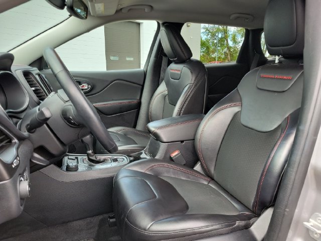 Used 2019 Jeep Cherokee Trailhawk w/ Cold Weather Group AWD/4WD image 6