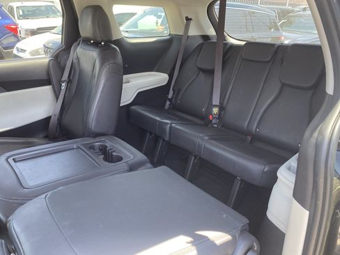 Used 2024 Kia Carnival LX FWD image 16