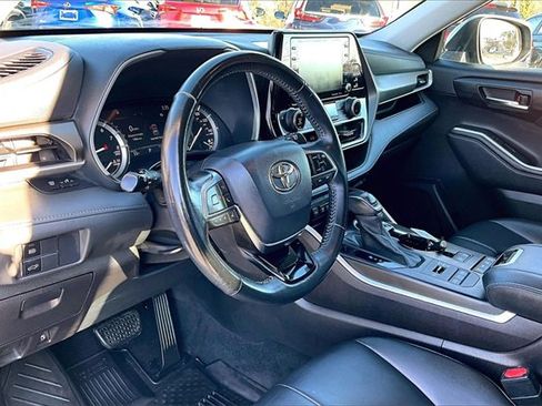 Used 2021 Toyota Highlander XLE image 11