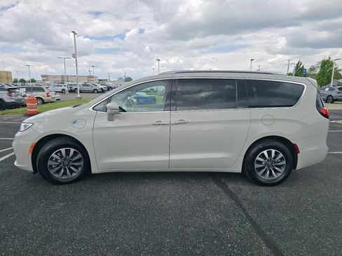 Used 2021 Chrysler Pacifica Touring-L w/ Uconnect Theater Family Group FWD image 17