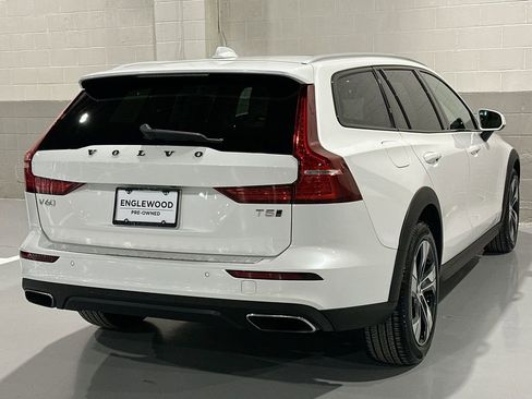Used 2022 Volvo V60 T5 Cross Country image 3