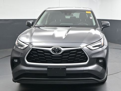 Certified 2022 Toyota Highlander LE image 2