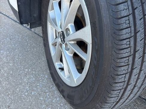 Used 2024 Kia Carnival LX image 7