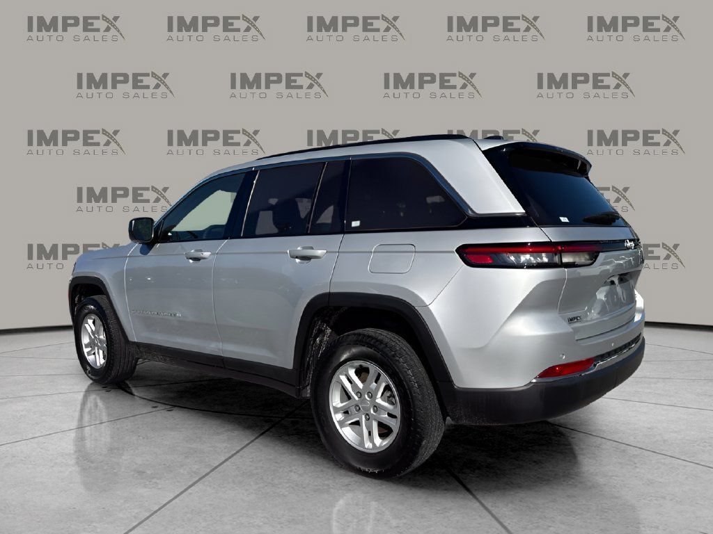 Used 2024 Jeep Grand Cherokee Laredo RWD image 3