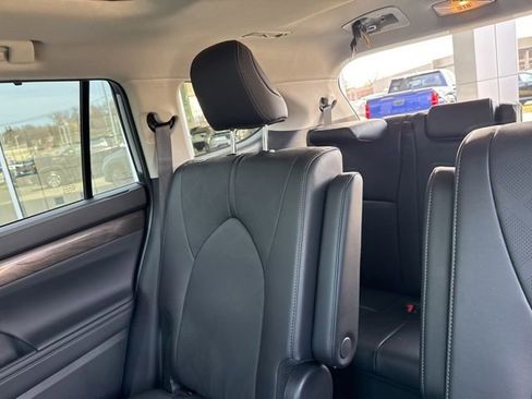 Used 2025 Toyota Highlander Platinum image 30