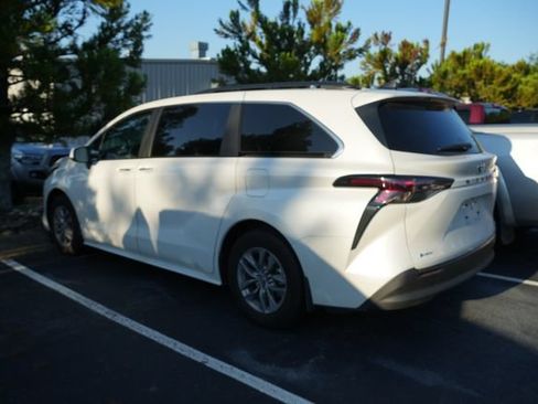 Used 2025 Toyota Sienna XLE w/ XLE Plus Package FWD image 11
