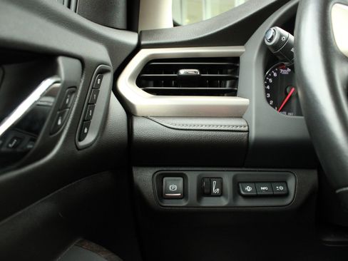 Used 2022 GMC Acadia Denali w/ Denali Ultimate Package AWD/4WD image 35