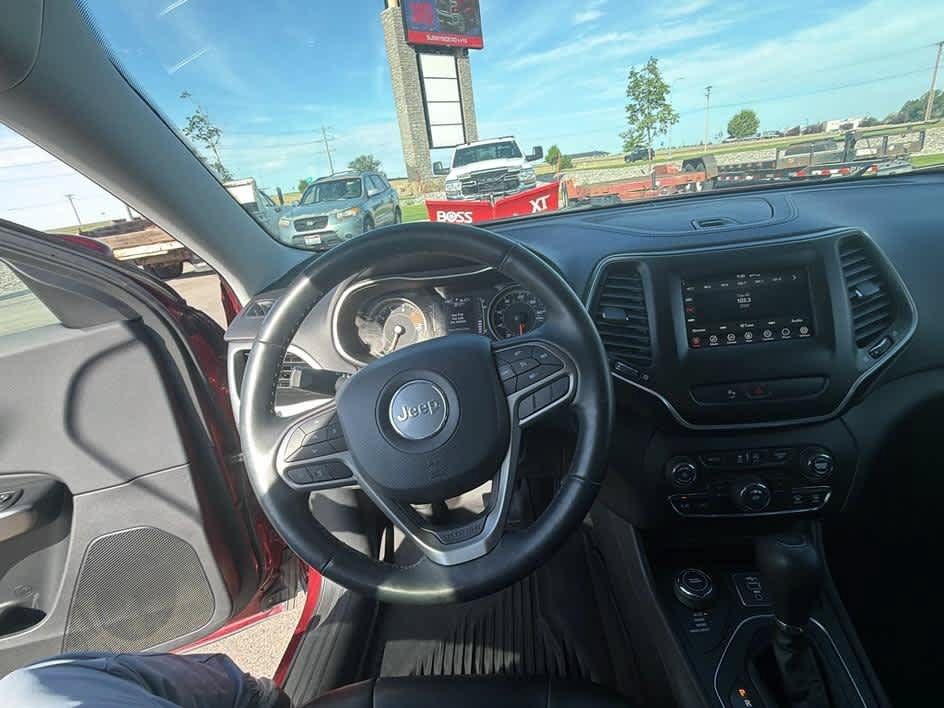 Used 2019 Jeep Cherokee Latitude Plus w/ Cold Weather Group AWD/4WD image 14