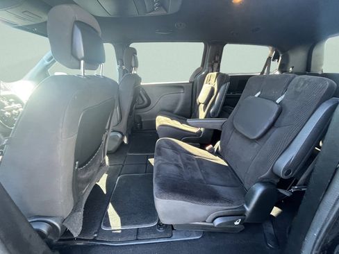 Used 2017 Dodge Grand Caravan SE image 12