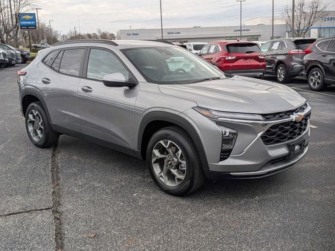 Used 2025 Chevrolet Trax LT image 2