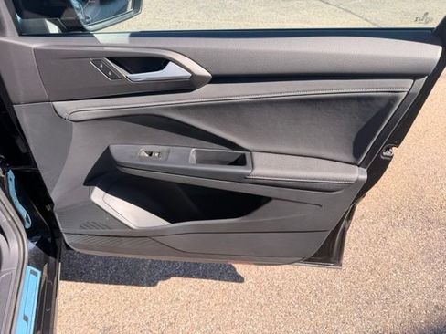 Certified 2025 Volkswagen Taos SE FWD image 19