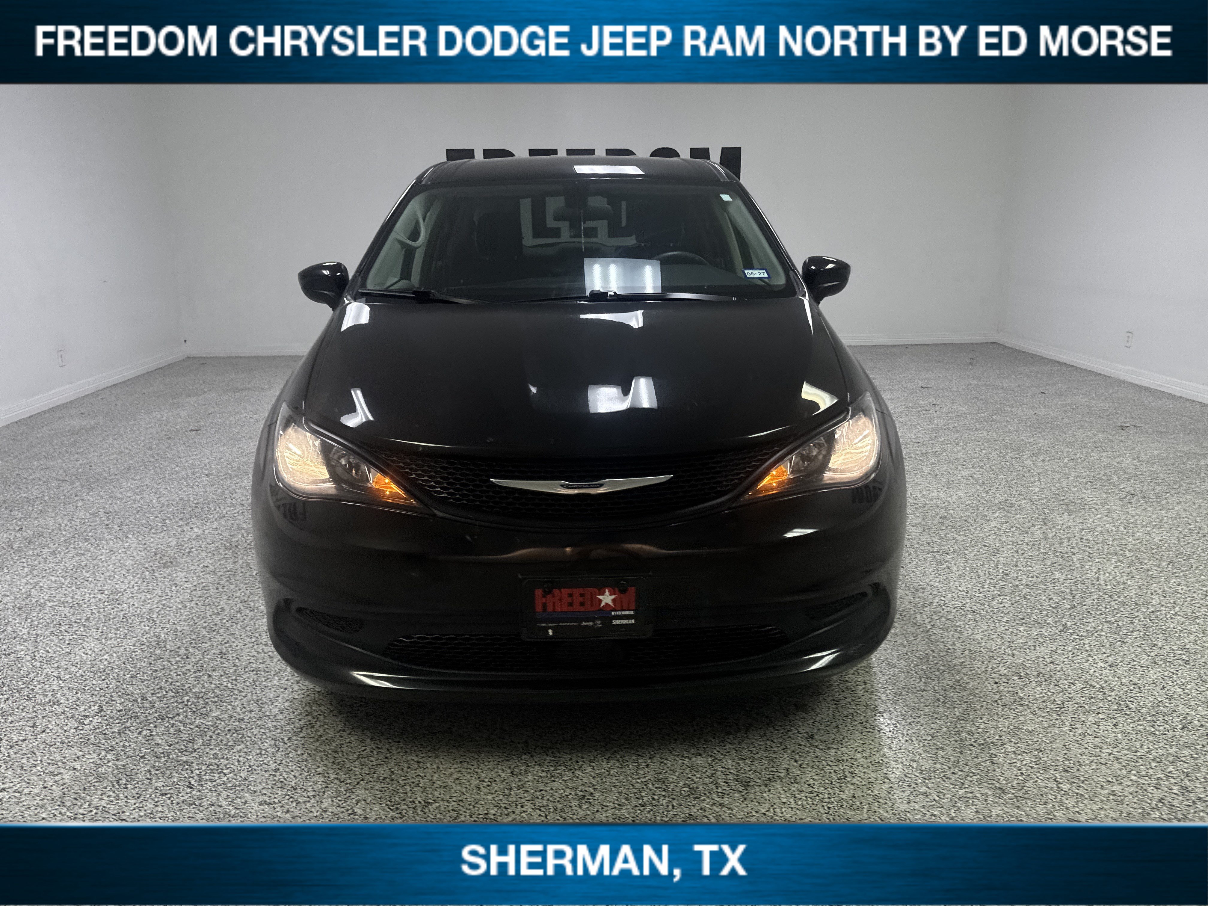 Used 2022 Chrysler Voyager LX FWD image 2
