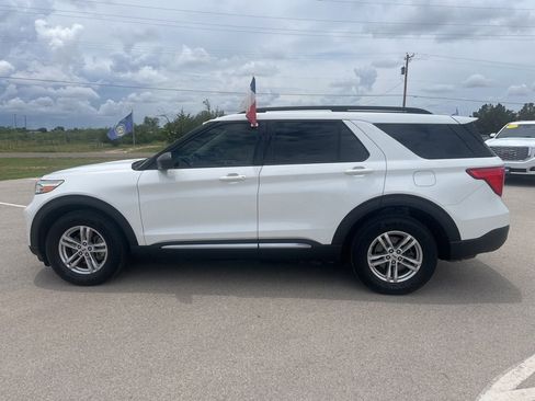 Used 2020 Ford Explorer XLT w/ Equipment Group 202A AWD/4WD image 2