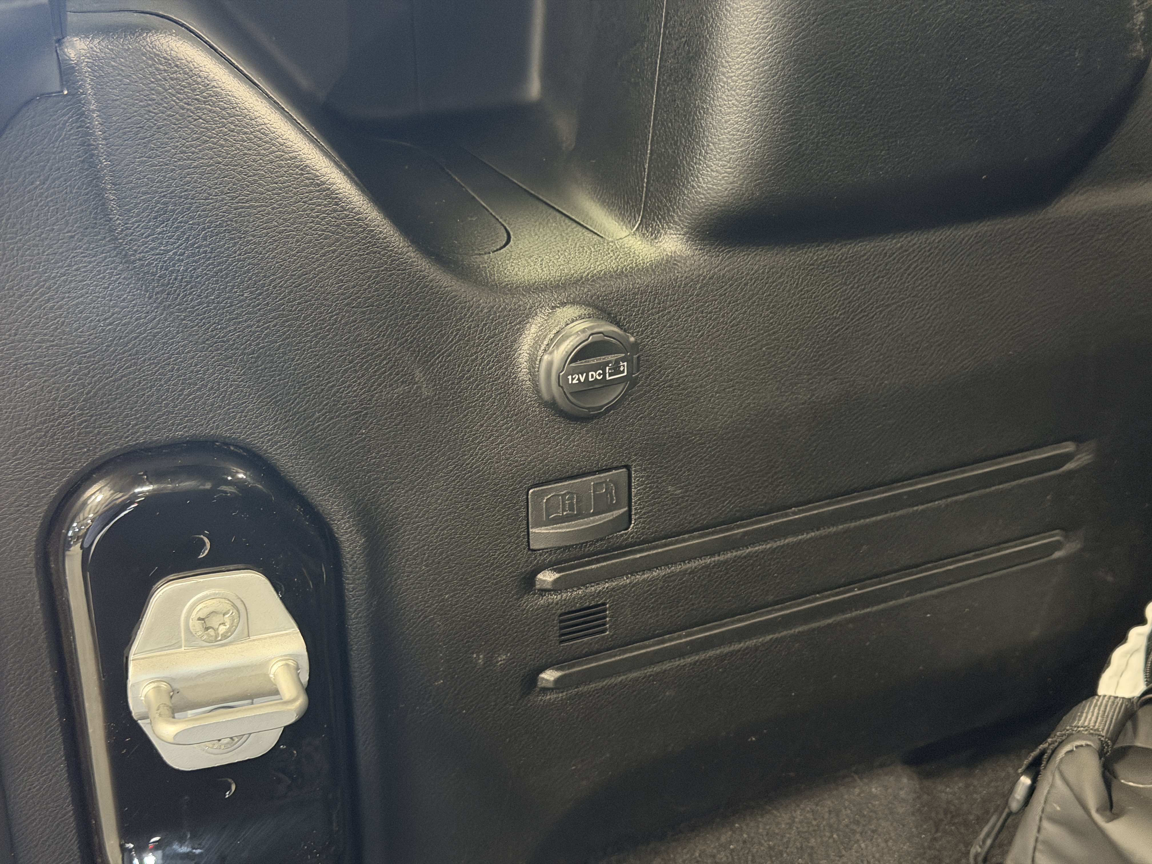 Used 2025 Jeep Wrangler Unlimited Sahara w/ Safety Group AWD/4WD image 24