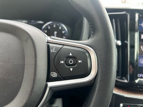 Used 2019 Volvo XC60 T5 Momentum w/ Multimedia Package image 19
