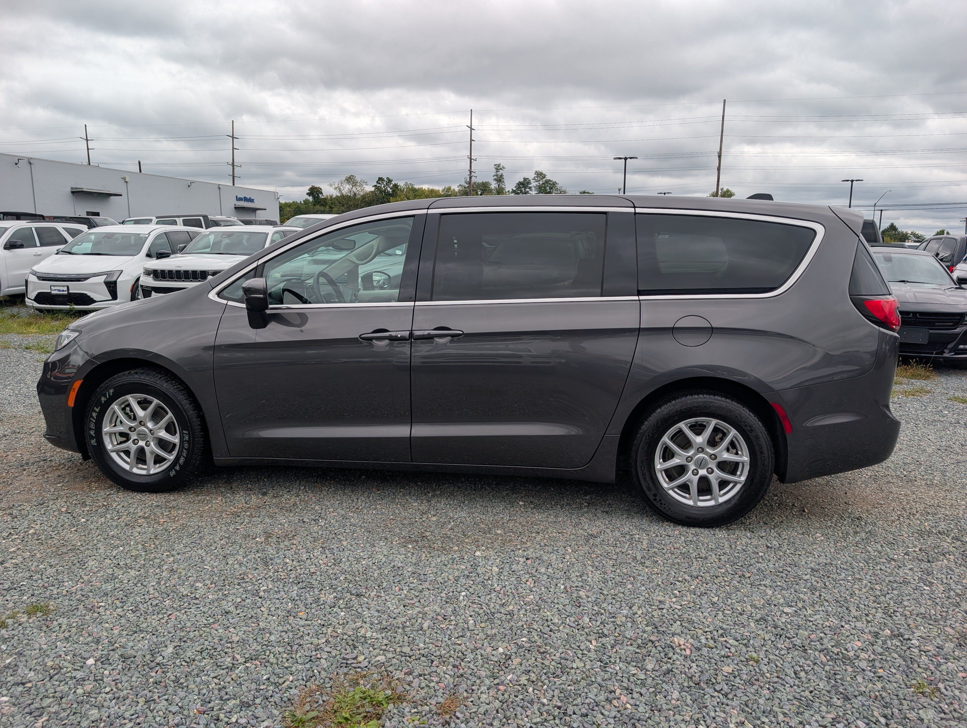 Used 2023 Chrysler Pacifica Touring-L FWD image 2