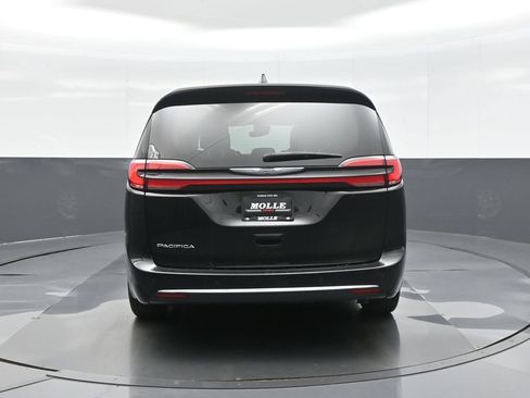 Used 2024 Chrysler Pacifica Touring-L FWD image 6