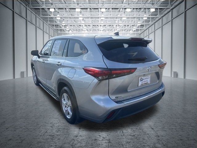 Used 2023 Toyota Highlander LE FWD image 3