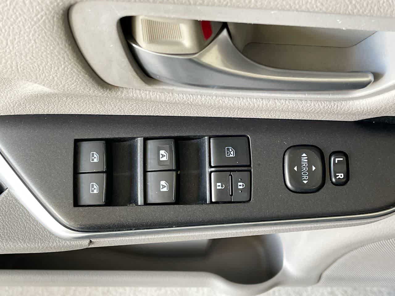 Used 2015 Toyota Camry SE FWD image 13