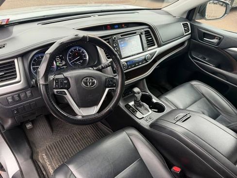 Used 2019 Toyota Highlander XLE image 12
