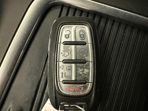 Used 2020 Chrysler Pacifica Limited image 17