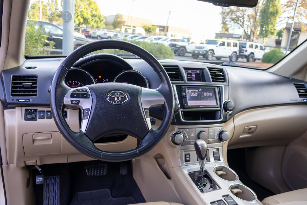Used 2013 Toyota Highlander SE AWD/4WD image 16
